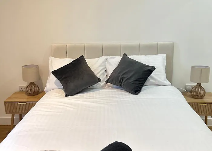 With - Terrace - Gym- Free Parking- Next To Man Stadium & Centre *