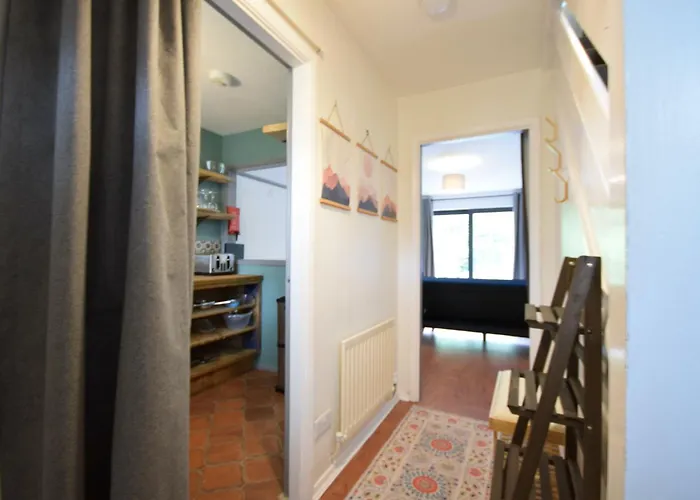 Stylish 1br Retreat With Garden And Rustic Kitchen Dom wakacyjny *