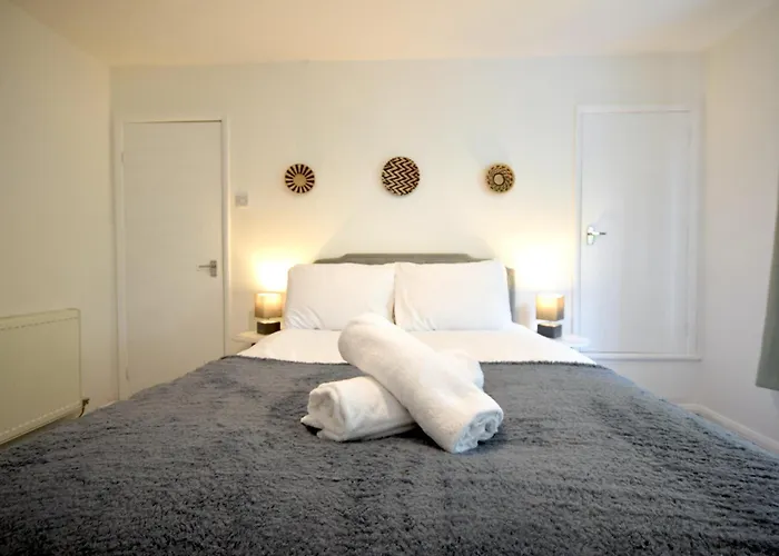 Stylish 1br Retreat With Garden And Rustic Kitchen Dom wakacyjny Manchester