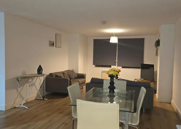 Spacious 2 Bedroom Centre *