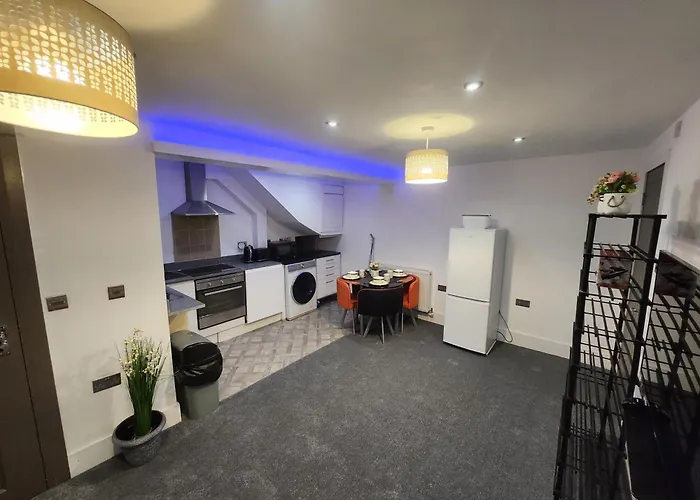 Charming Ground Floor Tudor Free Wifi 아파트