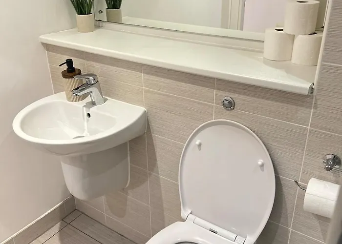 Condo-terrace-gym-games -free Secure Parking- * Manchester