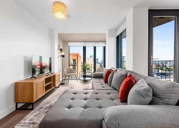 2 Bed Flat With Stunning Views By Superhost