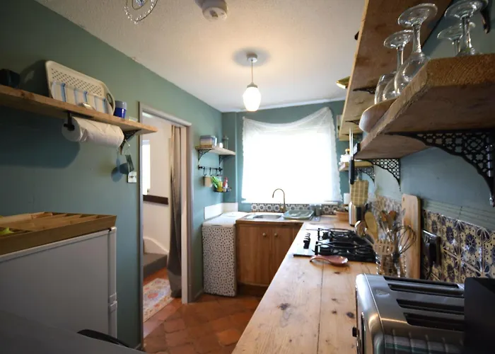 Stylish 1br Retreat With Garden And Rustic Kitchen *