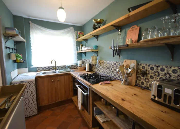 Stylish 1br Retreat With Garden And Rustic Kitchen