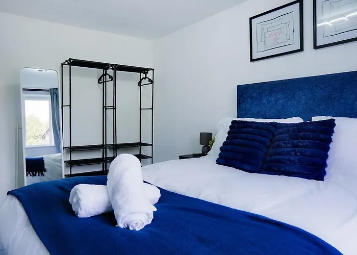 Modern 2br Flat - Parking - Sleeps 6 *