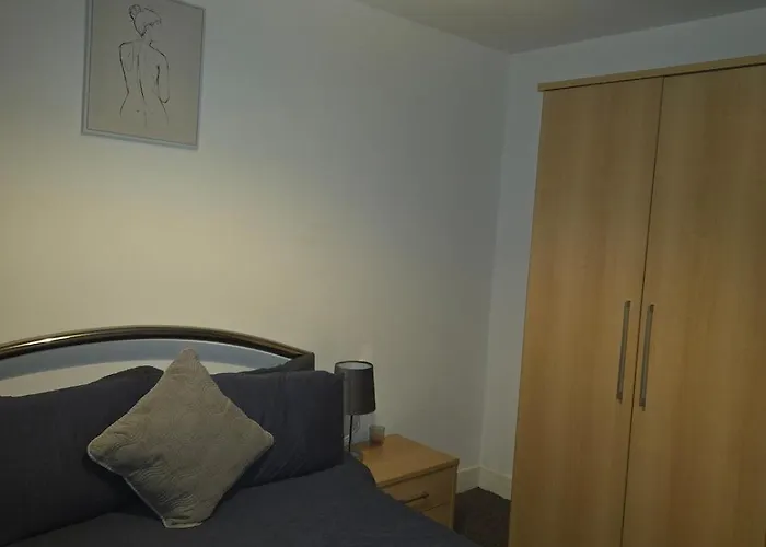 Spacious 2 Bedroom Centre *