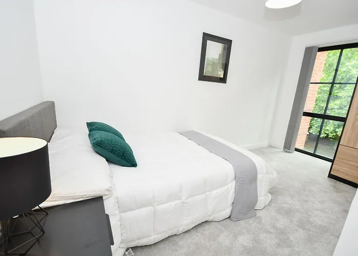 Modern 3br & 2ba With Free Parking, M4 *