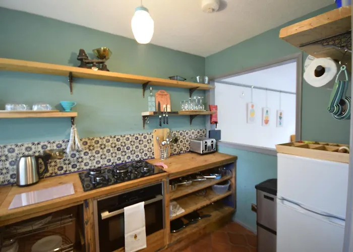 Stylish 1br Retreat With Garden And Rustic Kitchen Dom wakacyjny