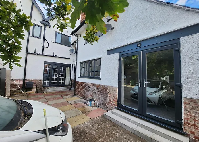 Charming Ground Floor Tudor Free Wifi شقة مانشستر