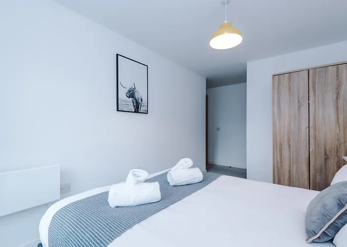 Daire Stylish Two Bedroom With Balcony Manchester