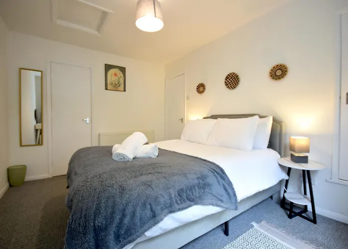 Stylish 1br Retreat With Garden And Rustic Kitchen * Manchester