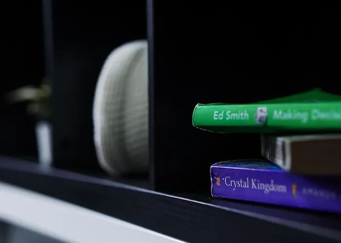 Sleek 2br Near Centre - Sleeps 6 - Parking *