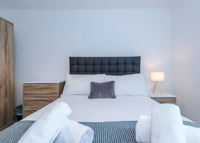 Stylish Two Bedroom With Balcony Daire