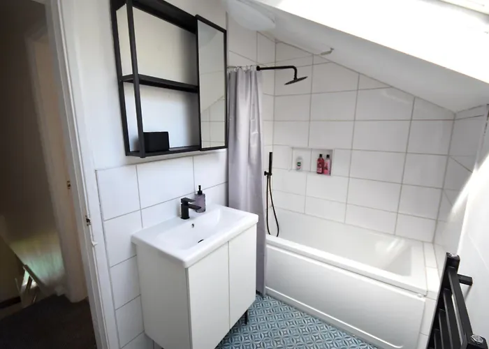 Dom wakacyjny Stylish 1br Retreat With Garden And Rustic Kitchen *