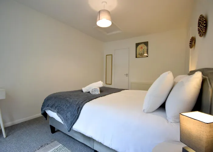 Stylish 1br Retreat With Garden And Rustic Kitchen Manchester