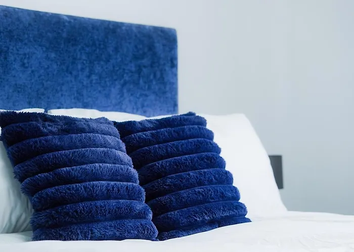 Modern 2br Flat - Parking - Sleeps 6