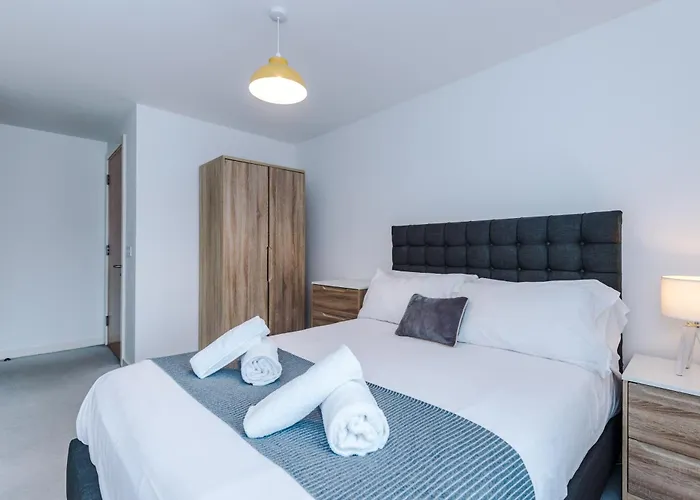 Stylish Two Bedroom With Balcony 아파트 *