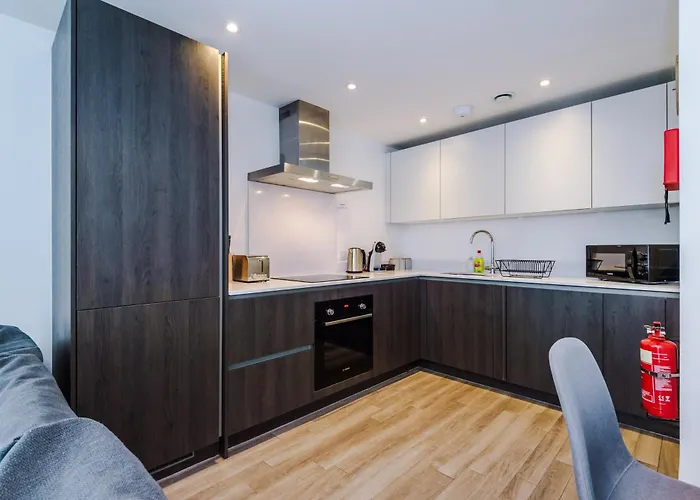 Daire Stylish Two Bedroom With Balcony Manchester