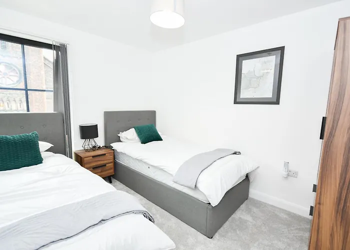 Modern 3br & 2ba With Free Parking, M4 *