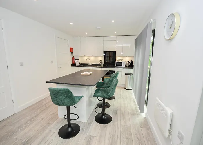 Modern 3br & 2ba With Free Parking, M4 Lägenhet