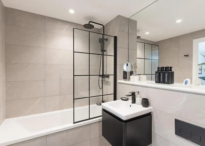 2 Bed Apartment, In The Heart Of Centre! 7 Mins Walk From Piccadilly Station! *