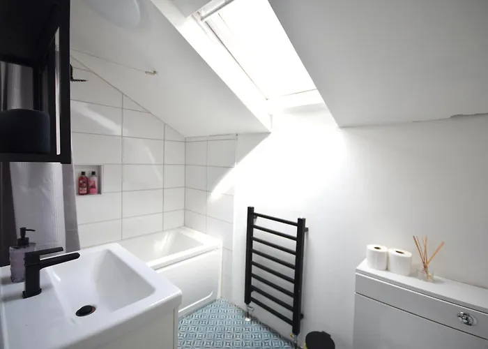 Stylish 1br Retreat With Garden And Rustic Kitchen Dom wakacyjny