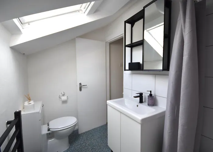 Dom wakacyjny Stylish 1br Retreat With Garden And Rustic Kitchen