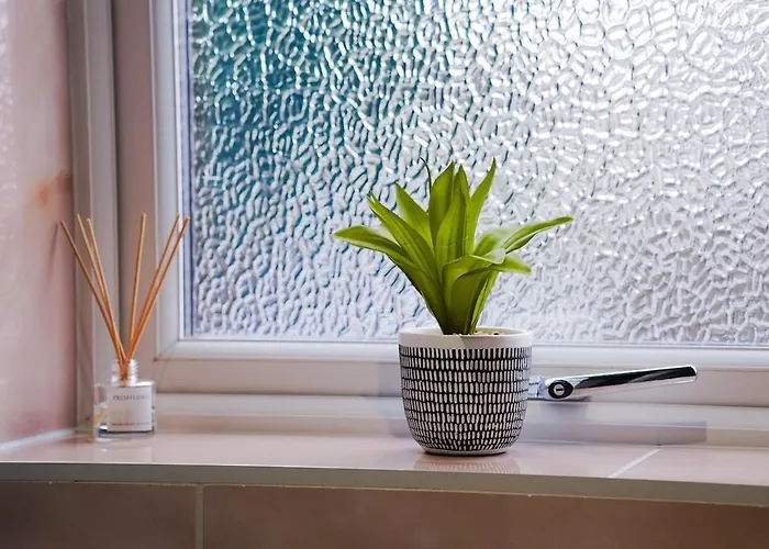 Modern 2br Flat - Parking - Sleeps 6 Daire