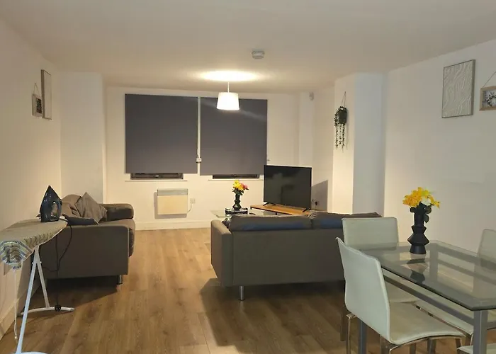 Spacious 2 Bedroom Centre *