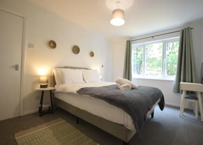 Stylish 1br Retreat With Garden And Rustic Kitchen * Manchester