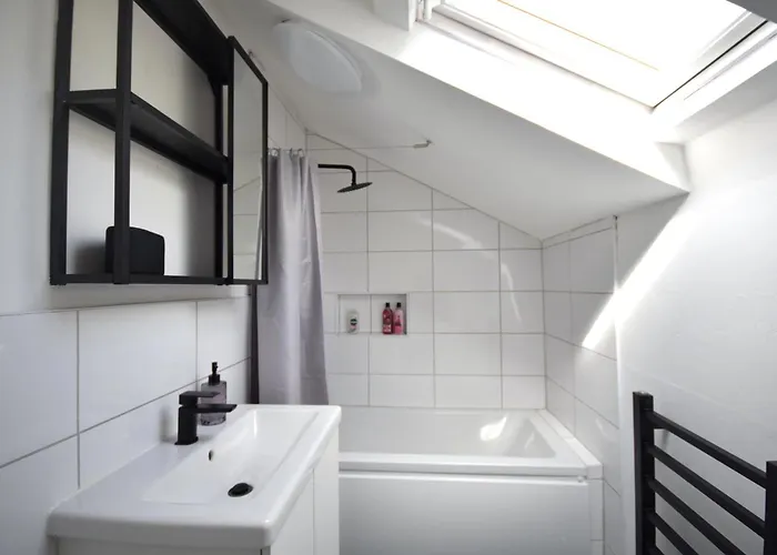 Dom wakacyjny Stylish 1br Retreat With Garden And Rustic Kitchen *