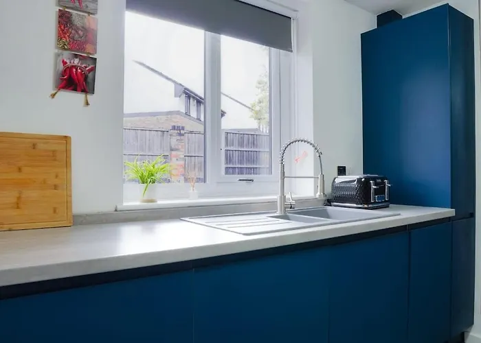 Modern 2Br City Flat Parking Sleeps 6 شقة *