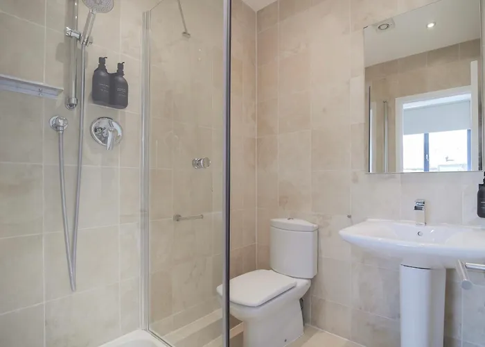 Large Centre Stylish And Spacious Daire Manchester