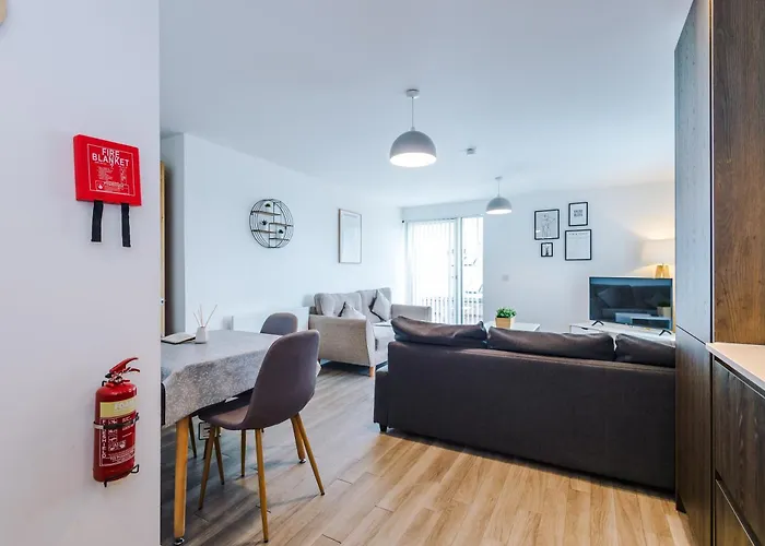 Stylish Two Bedroom With Balcony