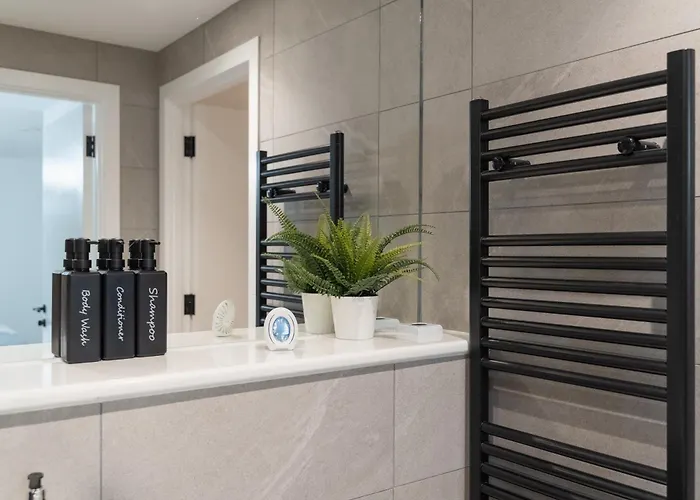 2 Bed Apartment, In The Heart Of Centre! 7 Mins Walk From Piccadilly Station! *