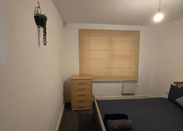 Spacious 2 Bedroom Centre شقة