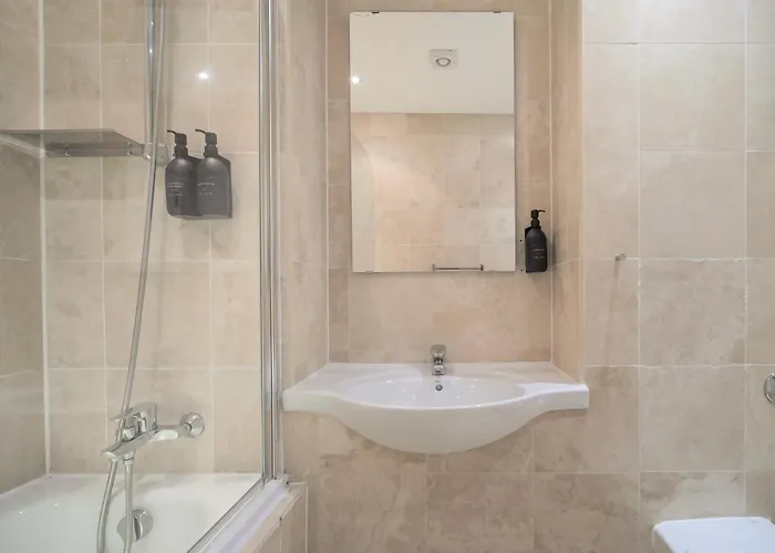 Large Centre Stylish And Spacious Daire *