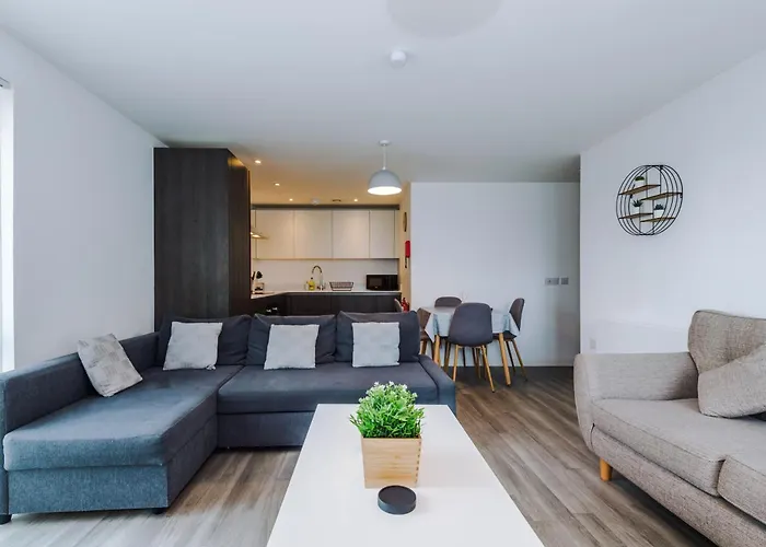 Stylish Two Bedroom With Balcony 아파트 *