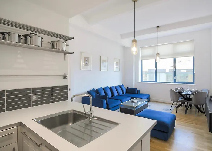 Large Centre Stylish And Spacious Daire *