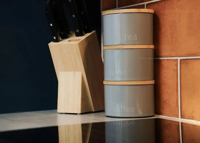 Modern 2Br City Flat Parking Sleeps 6