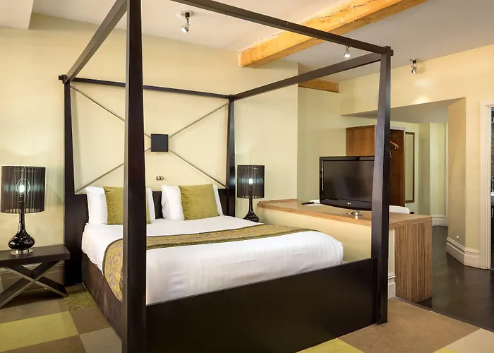 Roomzzz Aparthotel 4*