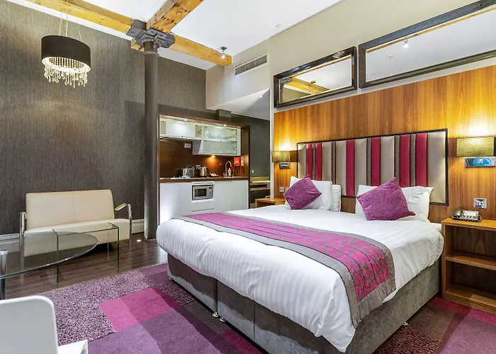 Roomzzz Aparthotel 4*