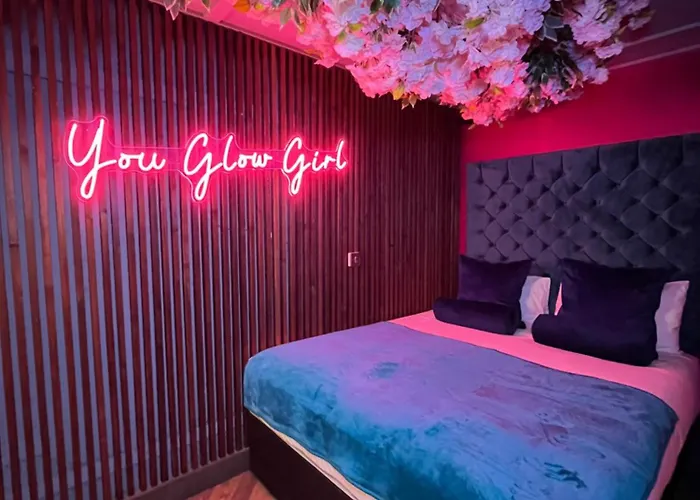 Manchester's Only Private Party For 12 With Makeup شقة فندقية