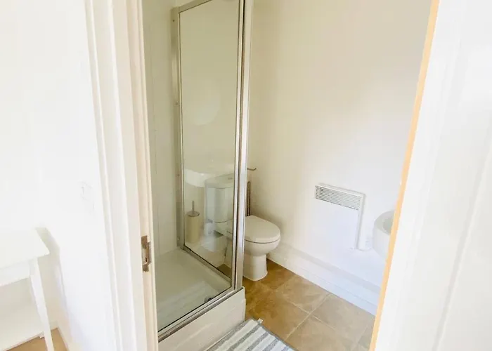 Fresh Private In Shared 2 Bed Flat Camp Street 홈스테이