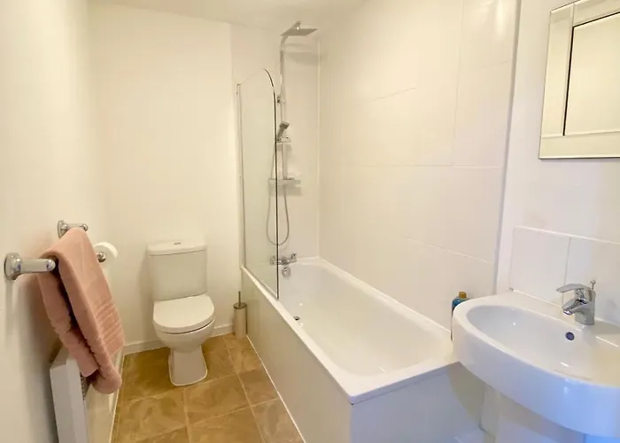 Fresh Private In Shared 2 Bed Flat Camp Street 홈스테이 *