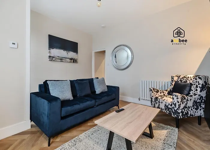 2 Bed Near Etihad & Centre On A Quiet Street With Free Parking *