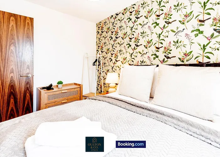 Hébergement de vacances Luxury Retreat For 10 - Short Lets & Serviced With Hot Tub And Spacious Garden