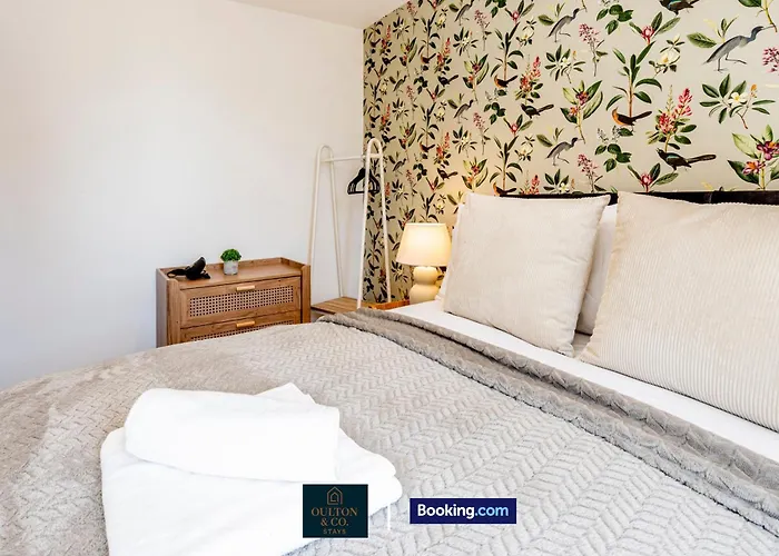 Luxury Retreat For 10 - Short Lets & Serviced With Hot Tub And Spacious Garden Tatil Evi