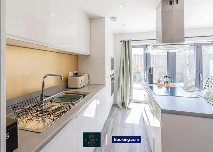 Luxury Retreat For 10 Short Lets & Serviced With Hot Tub And Spacious Garden 펜션